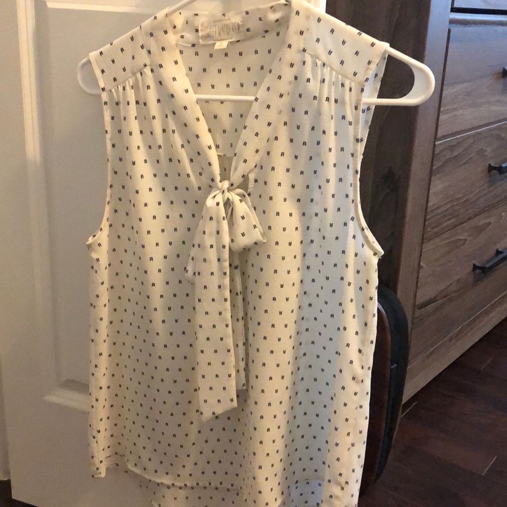 Sleeveless light top with tie front